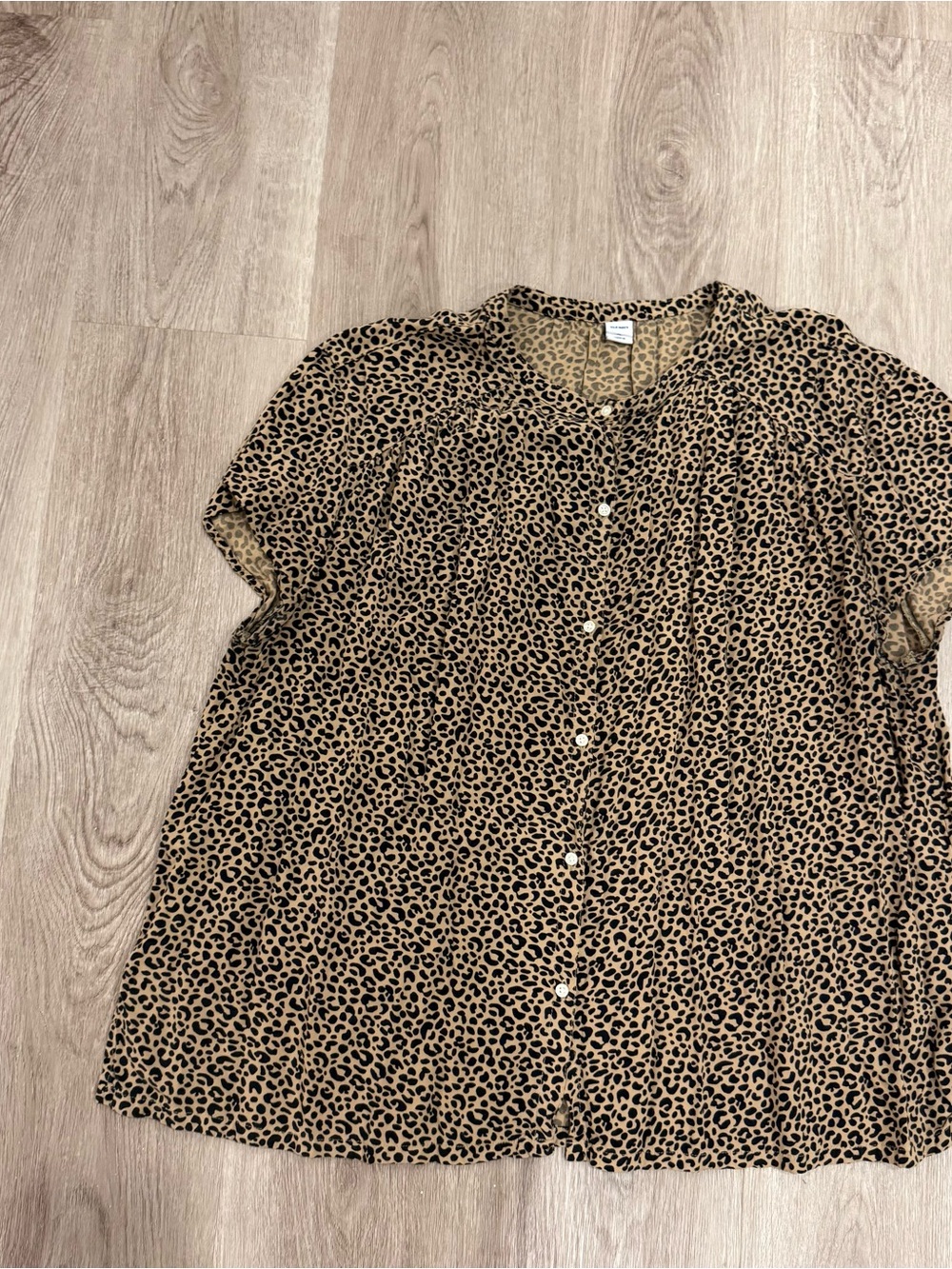Old Navy Leopard Print Short Sleeve Blouse in Tan & Black